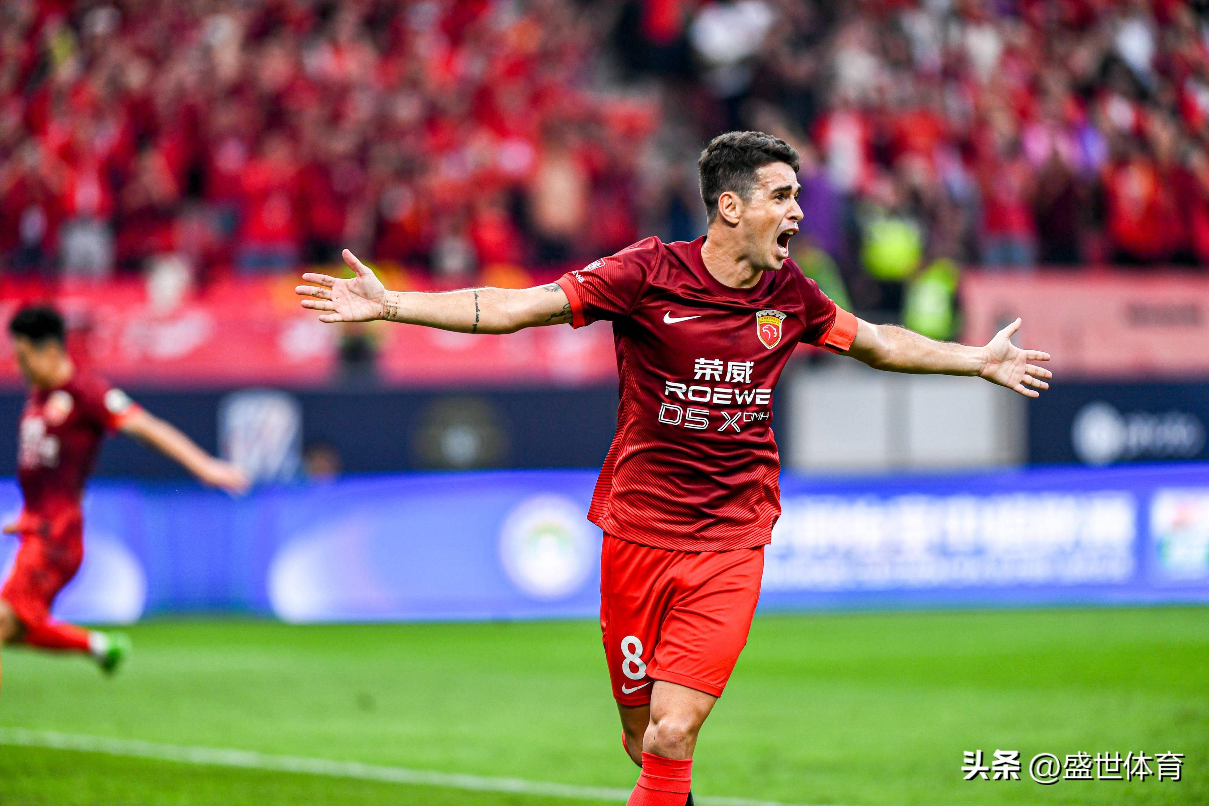 “中超联赛争冠激烈，豪门之间火花四溅”的简单介绍